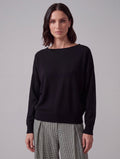 MAGLIA NERA CON SCOLLO A BARCA
