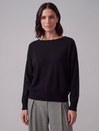 MAGLIA NERA CON SCOLLO A BARCA