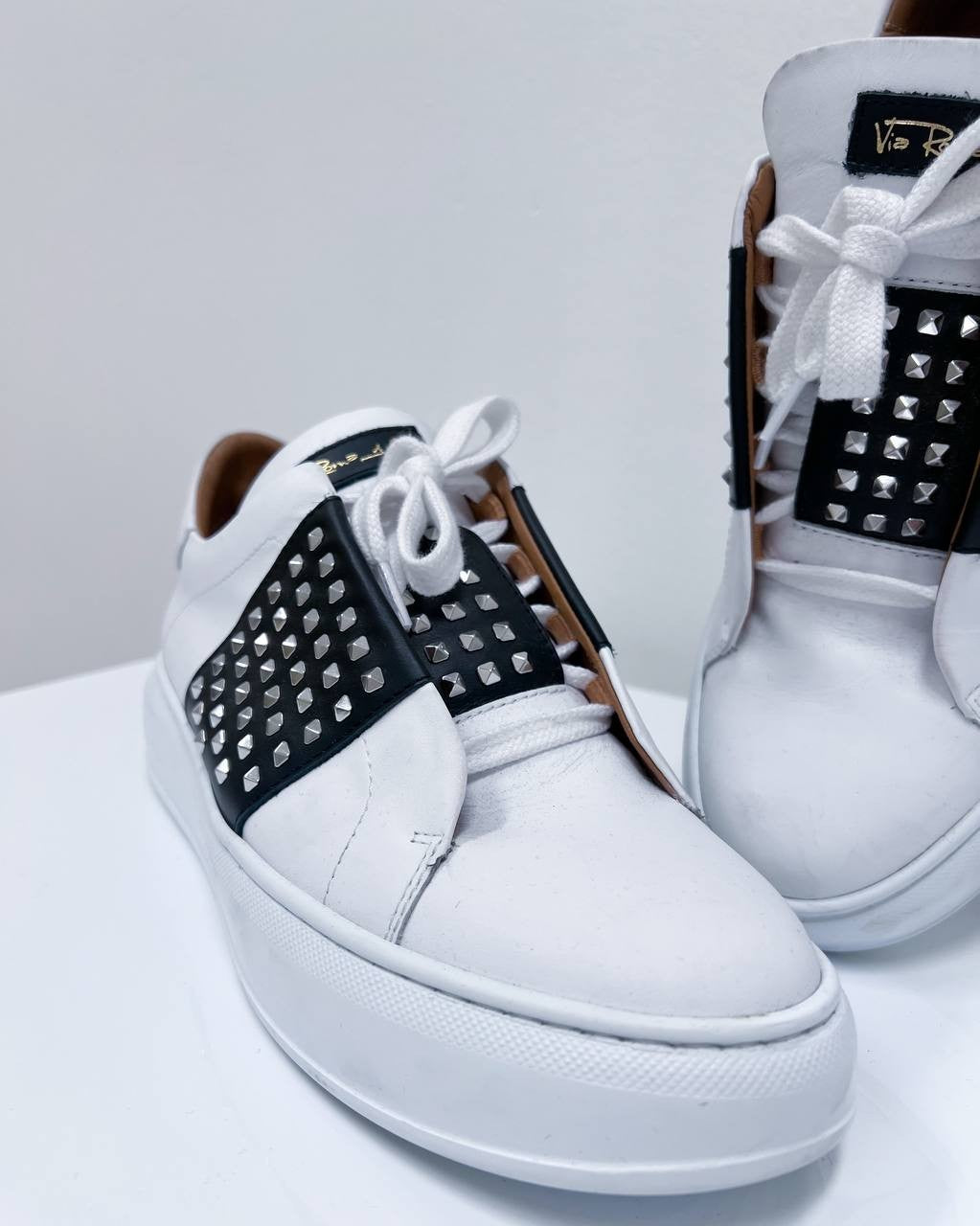 SNEAKERS BLACK & WHITE