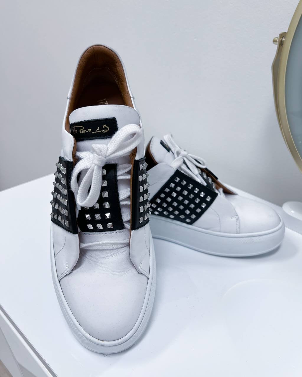 SNEAKERS BLACK & WHITE