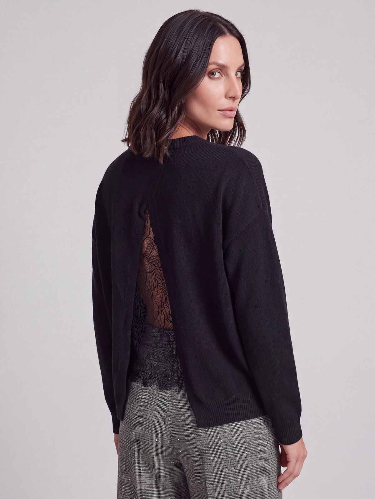 MAGLIA NERA CON PIZZO SUL RETRO