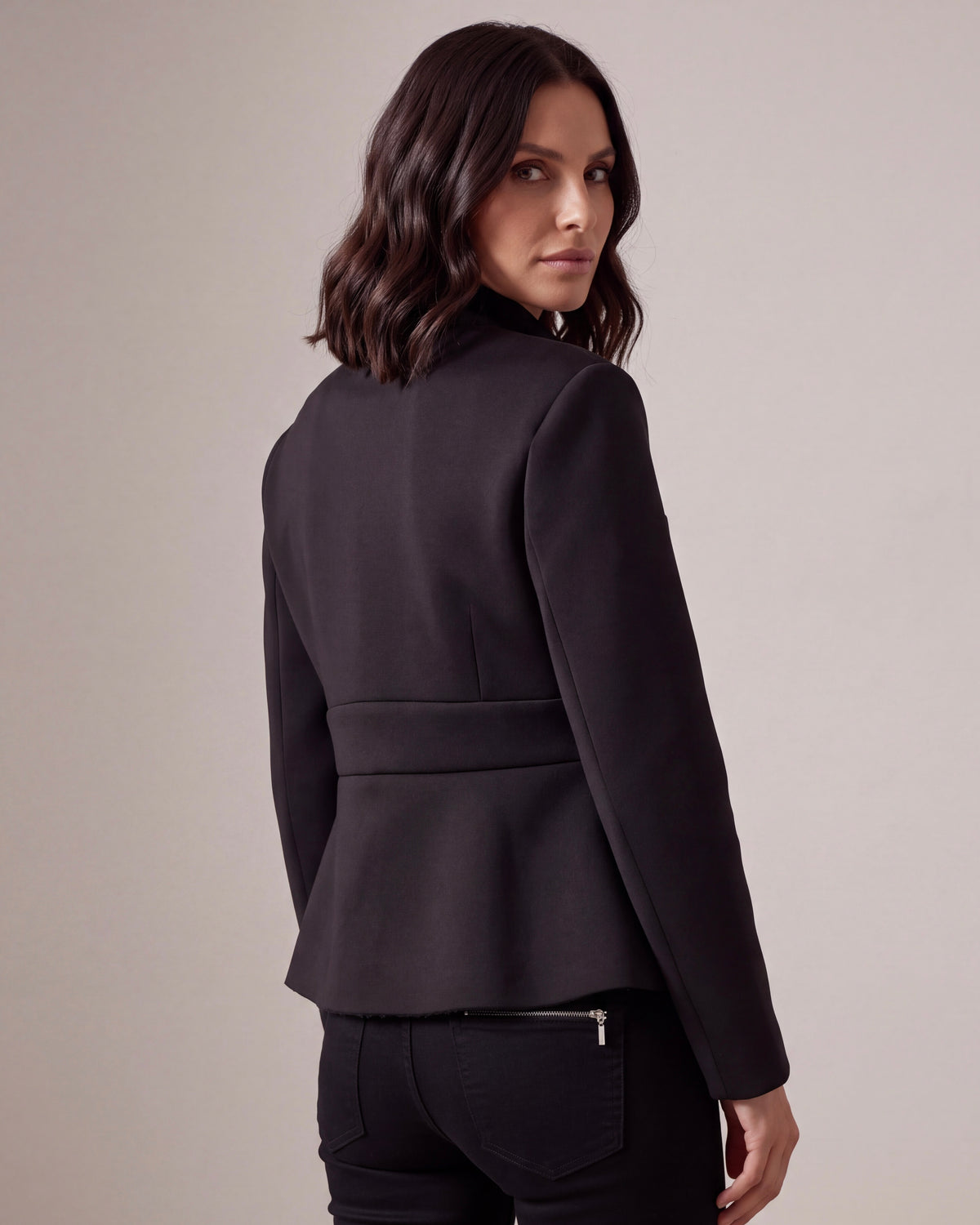 GIACCA NEOPRENE NERA CON SPILLA GIOIELLO
