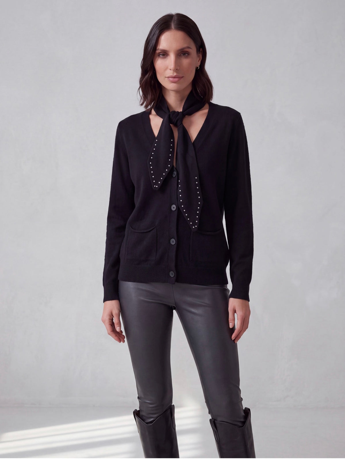 CARDIGAN NERO CON CRAVATTINO E STRASS