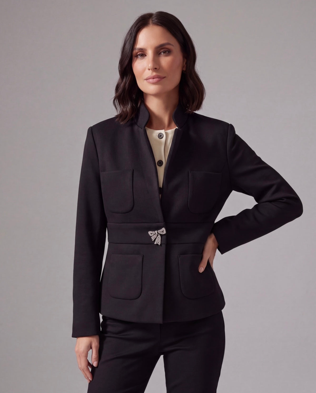 GIACCA NEOPRENE NERA CON SPILLA GIOIELLO