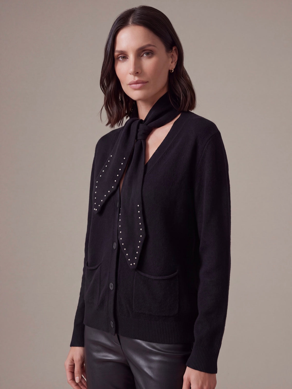 CARDIGAN NERO CON CRAVATTINO E STRASS