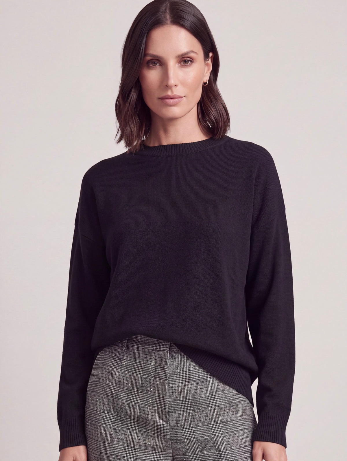 MAGLIA NERA CON PIZZO SUL RETRO
