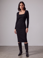 ABITO IN MAGLIA NERO CON SCOLLO QUADRATO