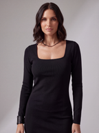 ABITO IN MAGLIA NERO CON SCOLLO QUADRATO