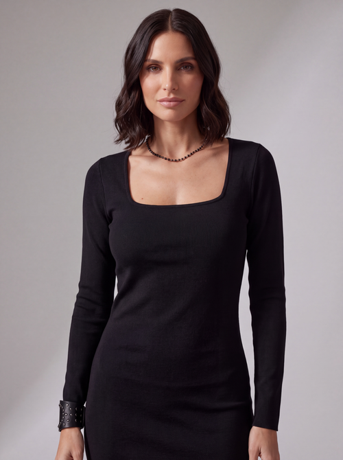 ABITO IN MAGLIA NERO CON SCOLLO QUADRATO