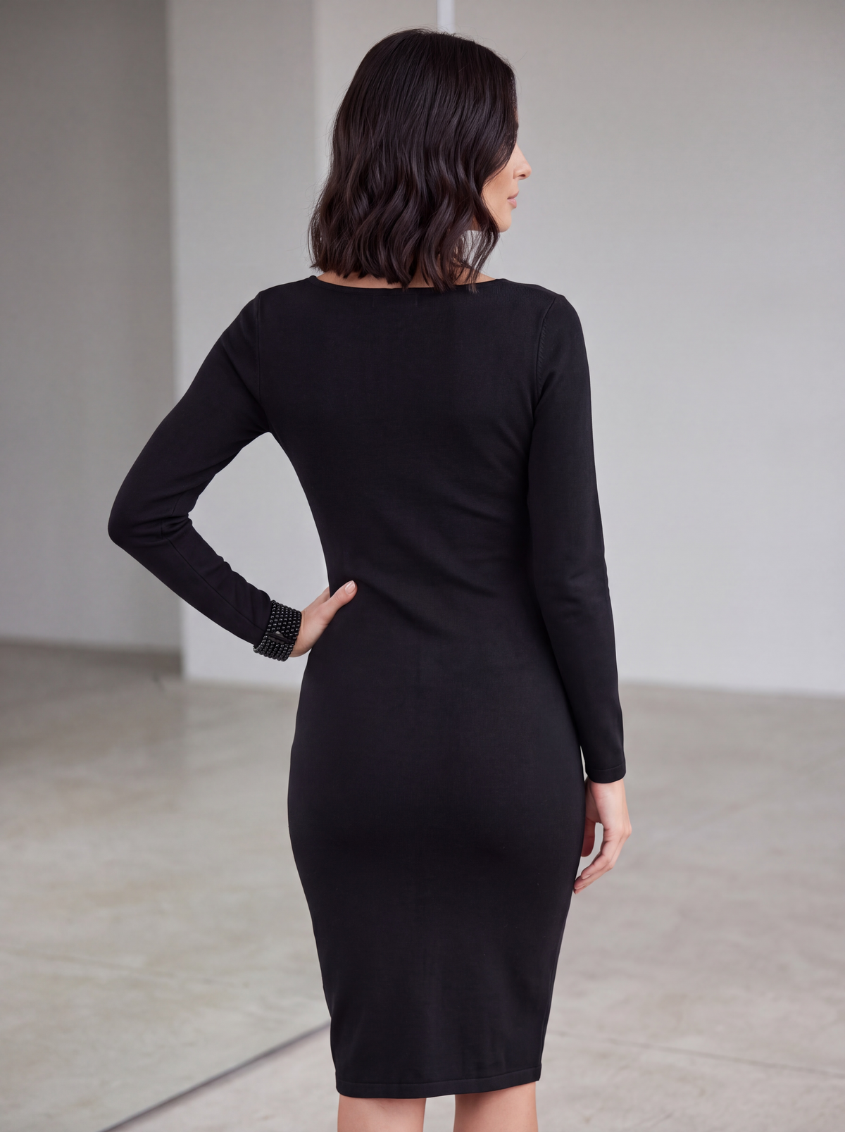 ABITO IN MAGLIA NERO CON SCOLLO QUADRATO