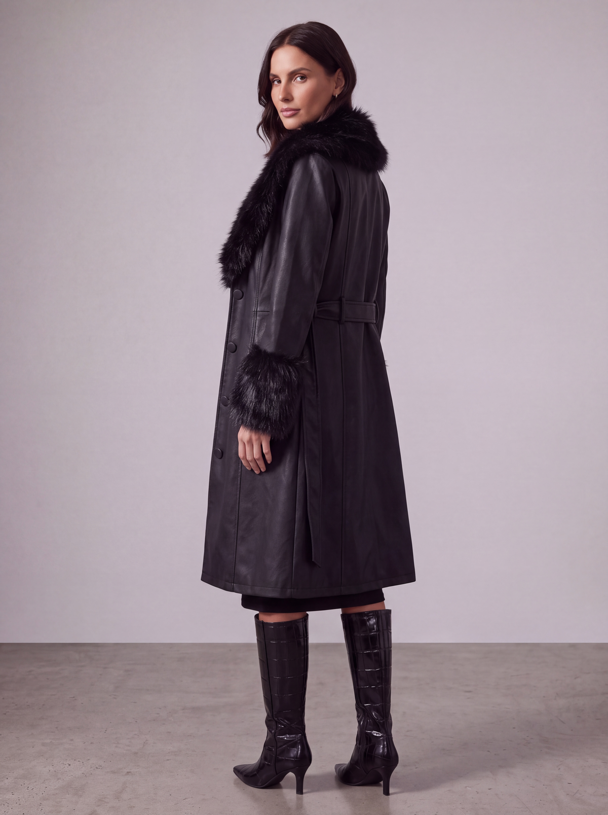 CAPPOTTO NERO IN ECOPELLE CON ECOPELO