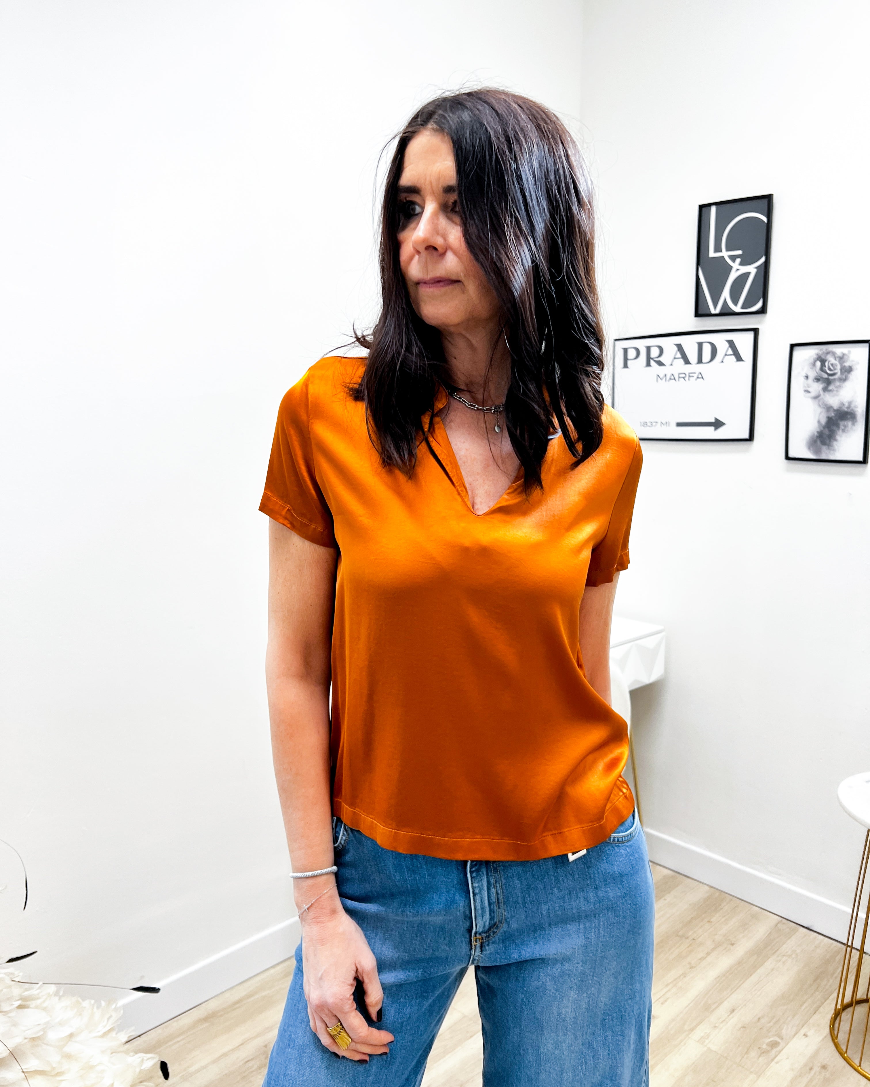 T-SHIRT SATIN SCOLLO V IN TANTI COLORI