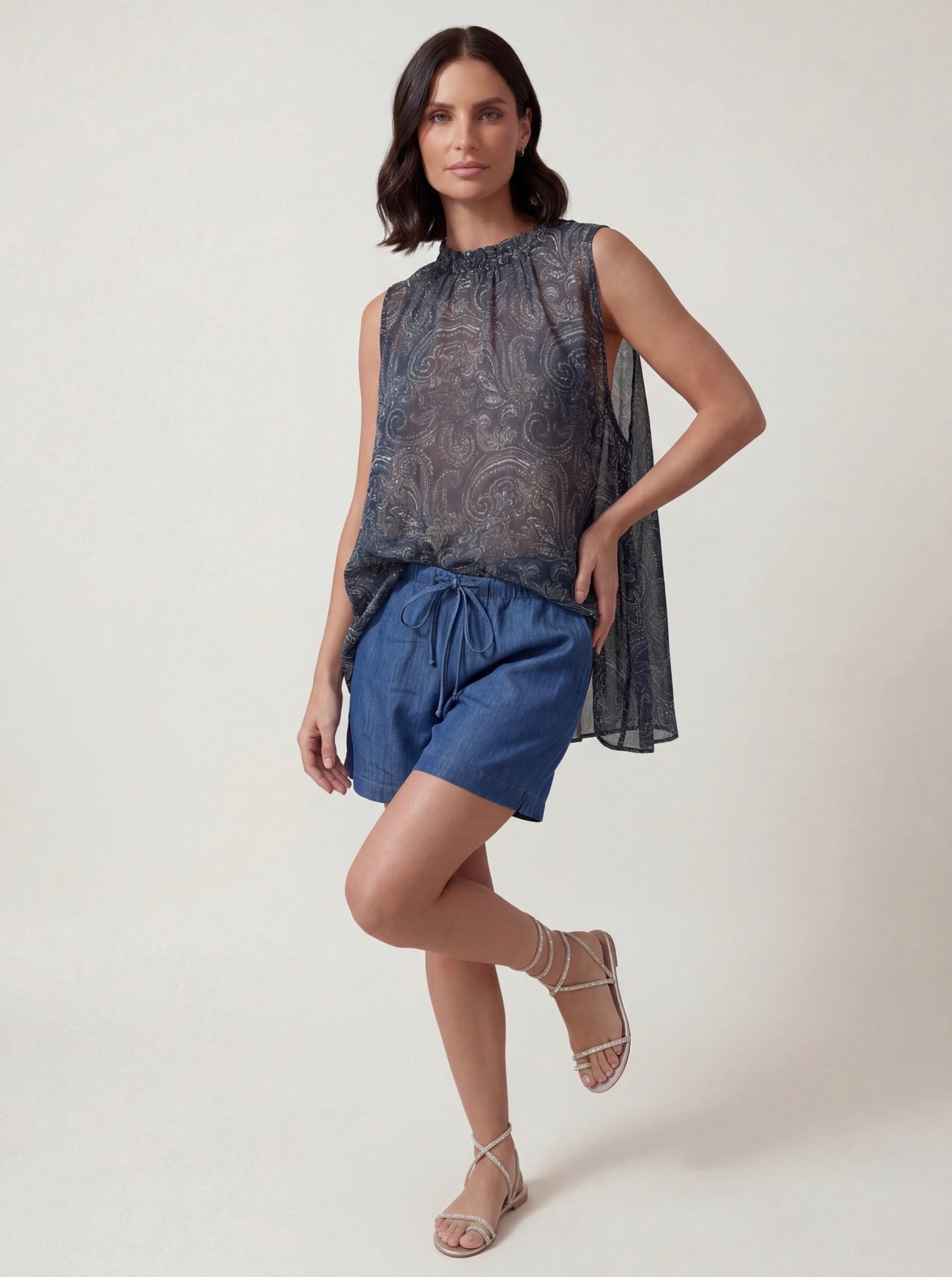 SHORTS IN CHAMBRAY